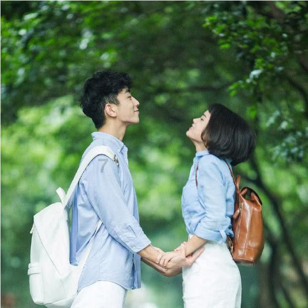 高空畅游的女孩